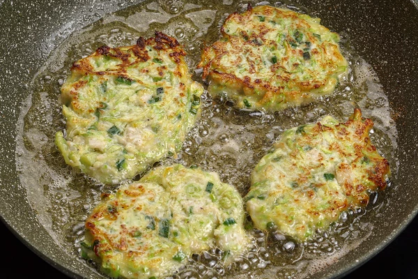 Обжарить на разогретой с растительным маслом сковороде до золотистого цвета.