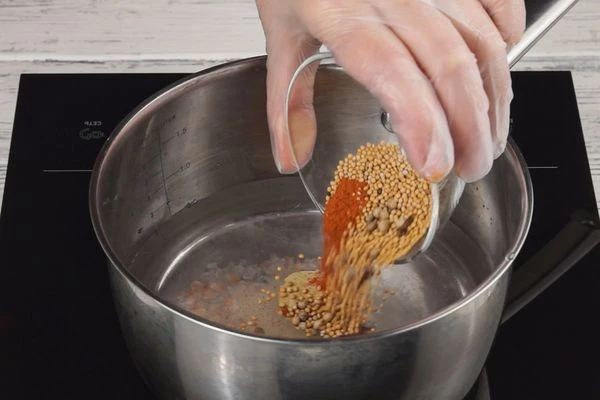 В кастрюлю влить воду, уксус, добавить соль, сахар, специи, нарезанный тонкими пластиками чеснок. Довести до кипения, помешивая до растворения соли. Снять с огня, остудить до комнатной температуры.