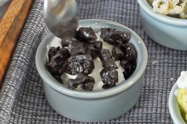 Третий подать с нарезанным черносливом. 