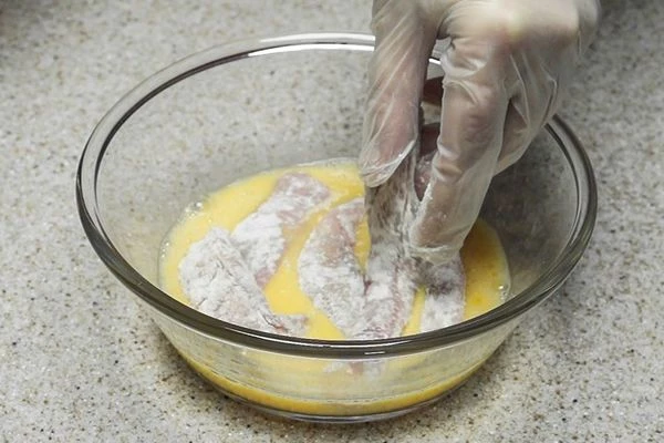 Затем обмакнуть в взбитые яйца.