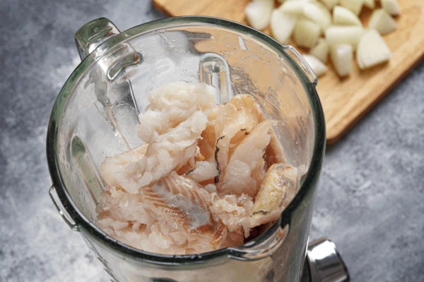 Лук и филе пробить в блендере до однородной консистенции фарша.