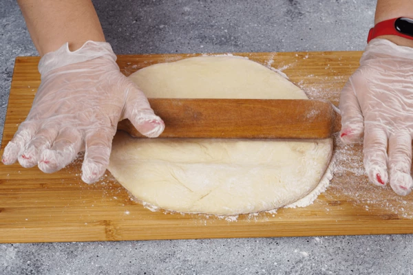 Готовое тесто раскатать толщиной 5-6 мм.