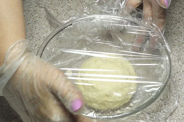 Накрыть пищевой пленкой и дать постоять 5-10 минут.