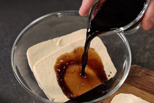 Тофу нарезать на длинные полоски и замариновать в соевом соусе. 