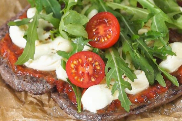 На моцареллу выложить рукколу, затем нарезанные томаты черри и кусочки сыра с голубой плесенью. 
