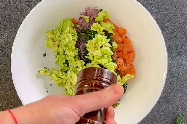 Нарезанную семгу, авокадо, лук, зелень смешать, добавить соль, перец и оливковое масло. 