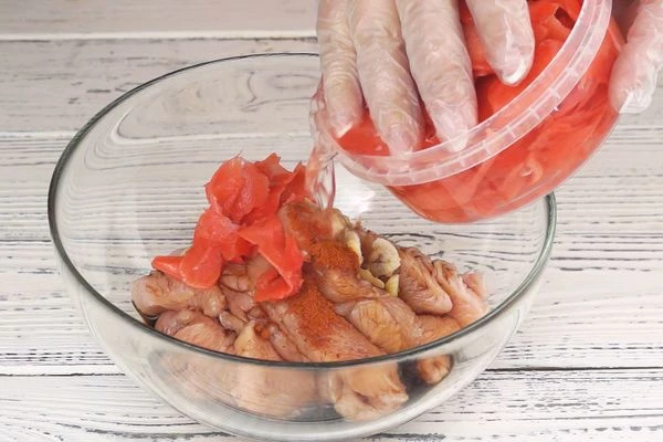  Влить соевый соус, добавить нарезанный чеснок, имбирь с соком.