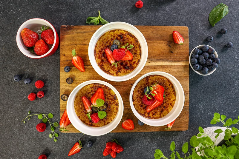 Крем-брюле с сезонными ягодами