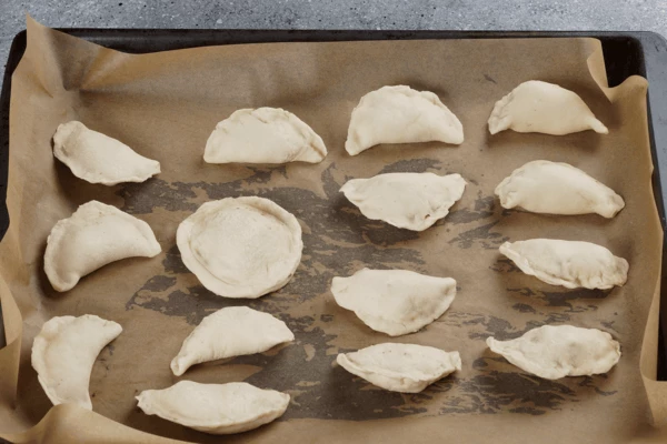 Поставить подготовленные пирожки в разогретую до 190С духовку, примерно на 15-20 минут.