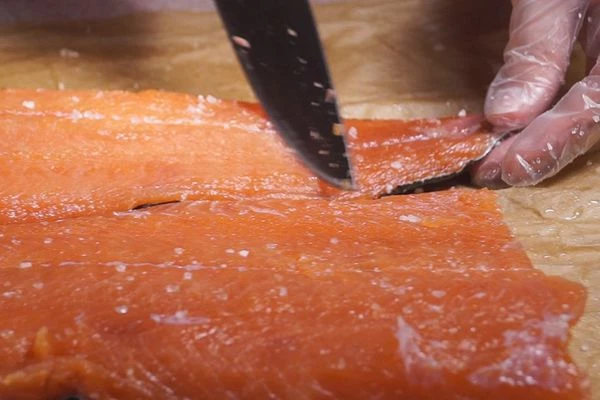 С готовой рыбы снять, при необходимости лишнюю соль, слить получившийся рассол.