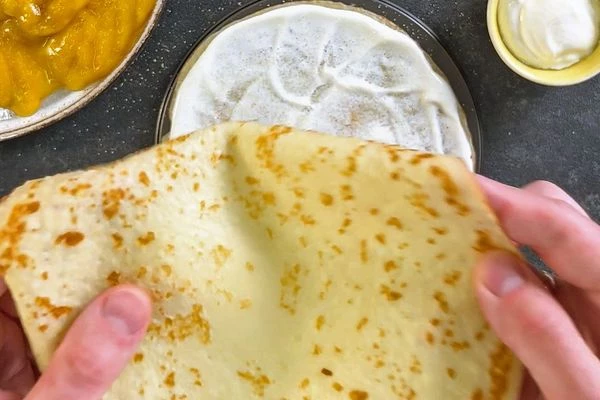 Накрыть вторым блинчиком.