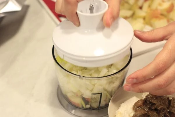 Приготовить фарш: Разморозить грибы. Замочить хлеб в молоке на 10 минут. Яблоки и лук взбить в блендере, добавить зеленый лук и еще раз прокрутить.