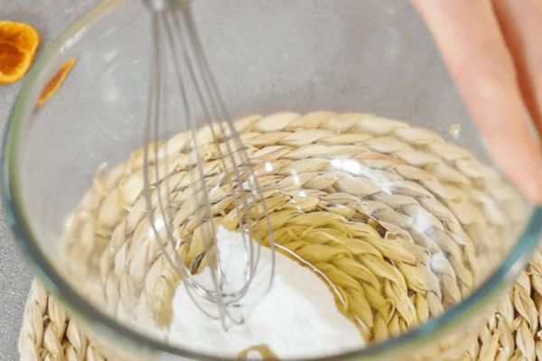 Приготовить глазурь. Для этого взбить яичный белок с сахарной пудрой. 
