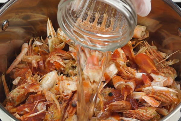 Добавить воду и поставить на слабый огонь тушиться на 1,5 часа.