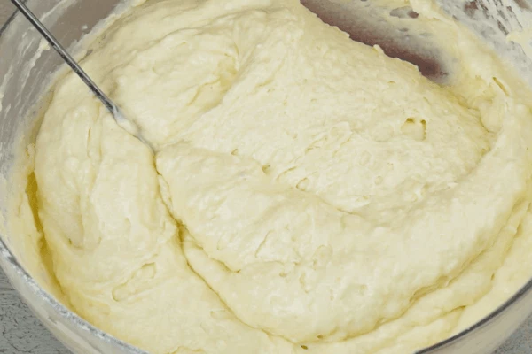 Замесить тесто, консистенции "густой сметаны".