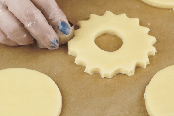 Можно сделать коржики овальной формы, "цветочком", в форме рогалика.