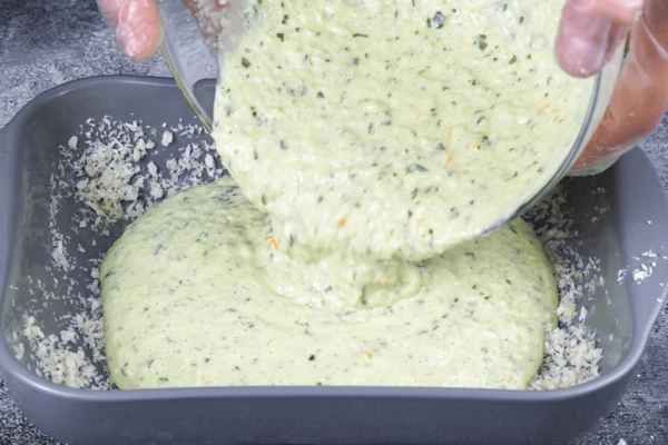 Залить яично-овощную смесь. 