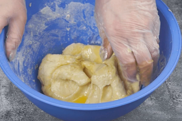  Добавить к тесту соль и растопленное сливочное масло, еще раз хорошо вымесить, накрыть пленкой и оставить на час в теплом месте для подъема.