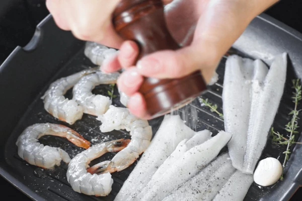 Креветки и ледяную рыбу обжарить на гриле с добавлением масла, тимьяна и чеснока.
