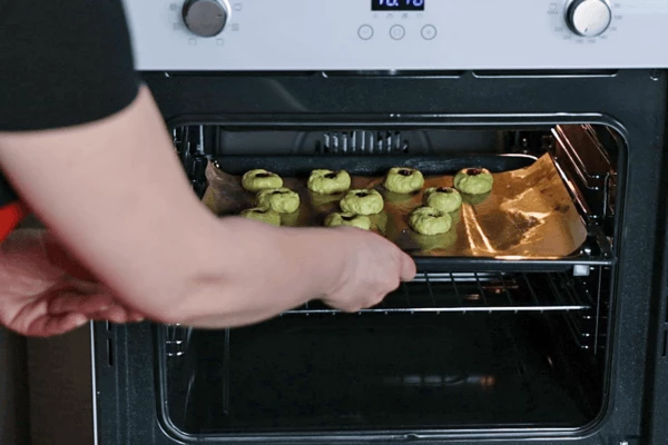 Поставить в разогретую до 170-180С духовку на 15-25 минут в зависимости от мощности духовки. Печенье должно подрумяниться, но остаться светлым.