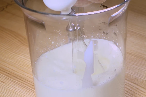 В глубокой чаше взбить сливки до загустения.