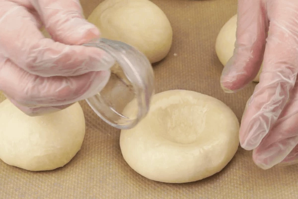  С помощью чашечки или удобной формочки сделать в центре углубление.