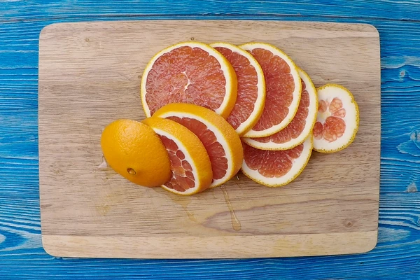 Апельсин нарезать кружочками.