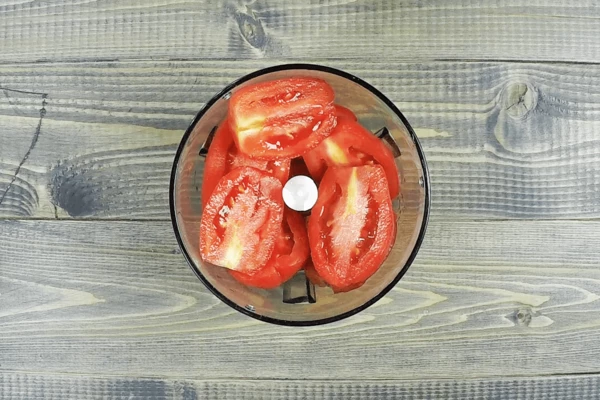 Подготовленные помидоры пробить в блендере (если много жидкости, то слить лишнюю).