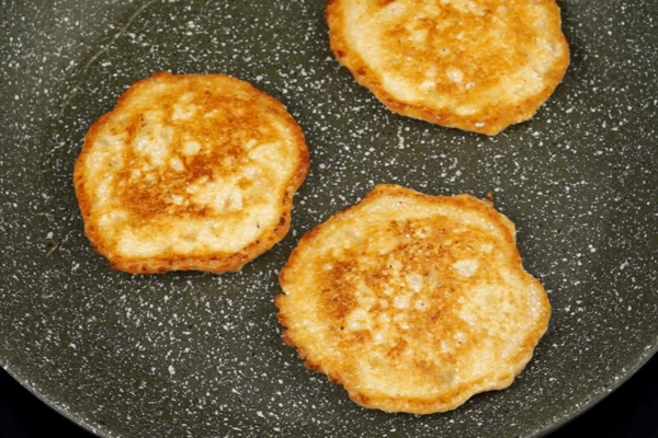 Обжарить на разогретой с растительным маслом сковороде в виде оладушек.