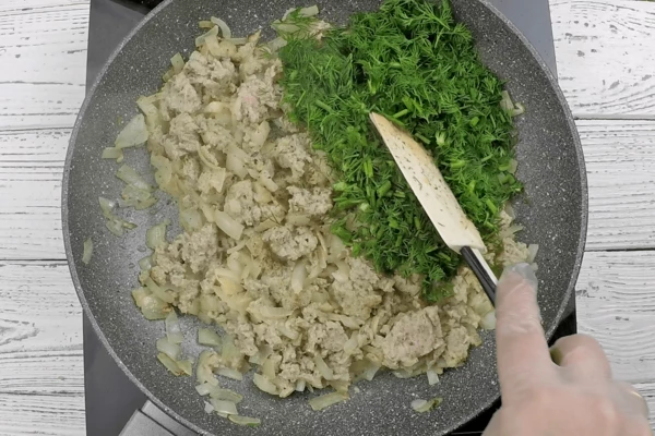  Для начинки: лук нарезать средними полосками, обжарить на смеси сливочного и растительного масла, затем добавить фарш трески. Посолить, поперчить по вкусу, обжарить 3-4 минуты. Добавить мелко нарезанный укроп и снять с огня.