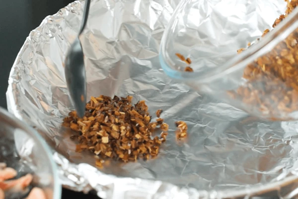 На сковороду с толстым дном выложить фольгу, уложить вишневые опилки.