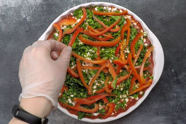 Затем слой творога, зелень, красный перец. 