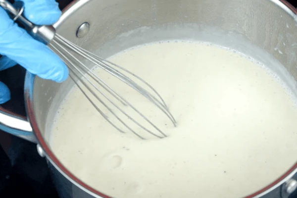 Готовый соус должен быть однородным.