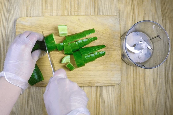 Пока паштет запекается, приготовить желе из огурца. Для этого желатин замочить в воде на 20-30 мнут. Огурец нарезать крупными кусочками