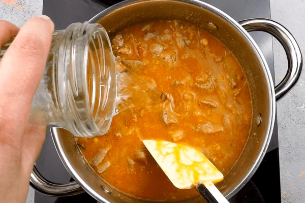 Затем влить 2 стакана кипятка.