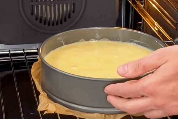 Выпекать в предварительно разогретой духовке в течение 40 минут при температуре 180 градусов.
