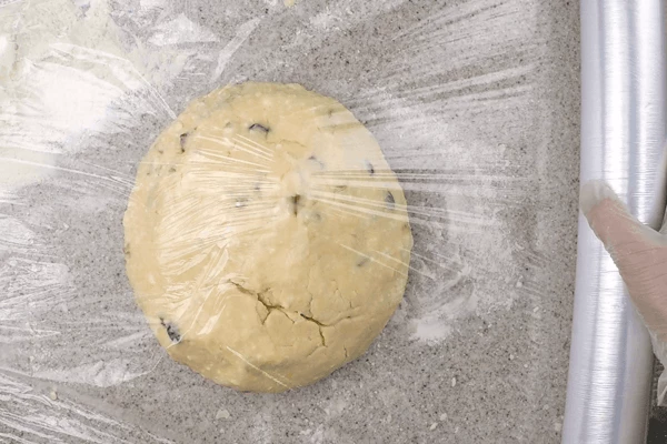 Оставить на 15 минут «отдохнуть» под пищевой пленкой.