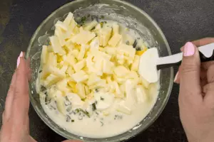 Сыр нарезать небольшими кубиками, добавить к тесту, все перемешать и вылить в форму для запекания. Поставить в духовку, разогретую до 180С на 30-35 минут.