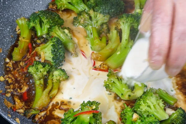 Крахмал развести водой, влить в овощи, быстро перемешать, чтобы загустел, но не «схватился». 