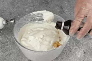 Приготовить крем: взбить сливки до густоты с сахарной пудрой и ванилином, затем добавить сметану, продолжая взбивать.