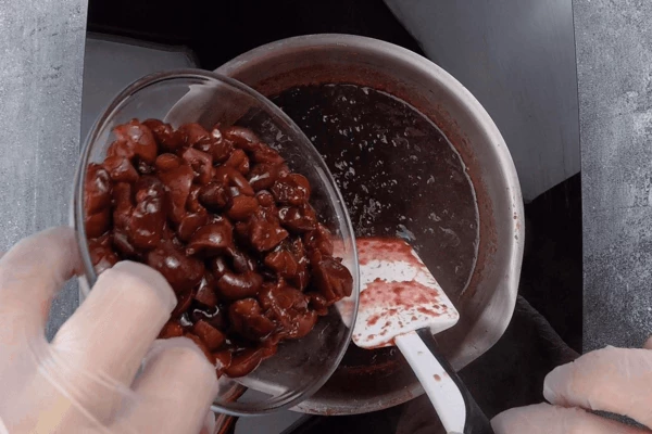 Оставшуюся вишню нарезать на 2-3 части и добавить к получившемуся джему.