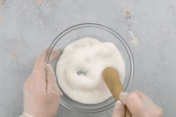  Чтобы поверхность пирожного была более бархатистой, сахар можно немного прокатать скалкой или потолочь пестиком. Сахарная пудра не подойдет, она не даст нужной текстуры.