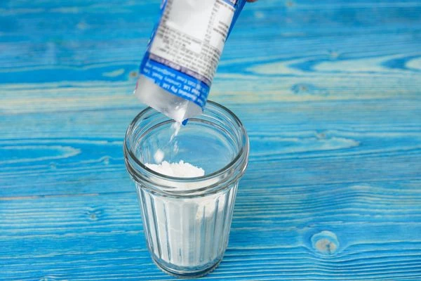 Кокосовое молоко в порошке высыпать в стакан (можно взять обычное кокосовое молоко).