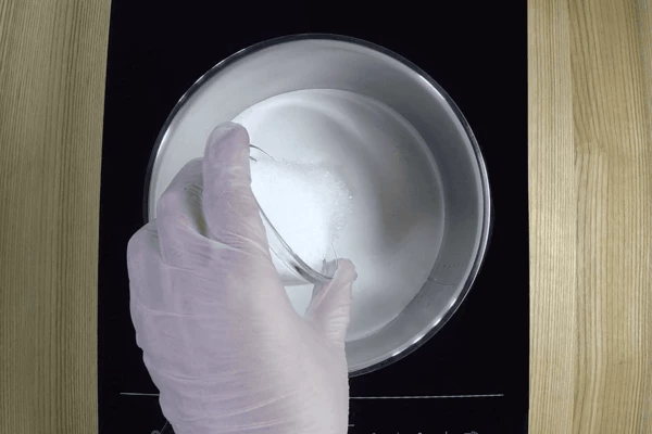 На плиту поставить глубокую кастрюльку, влить сливки 300г, добавить  сахар, кокосовую стружку. 