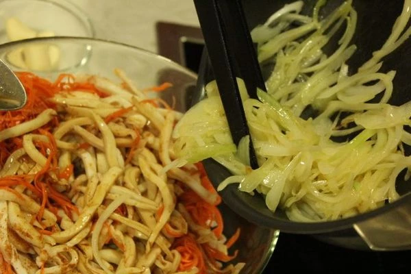 Лук нарезать кольцами или соломкой, обжарить на разогретой с оливковым маслом сковороде примерно 10 минут на среднем огне, помешивая.