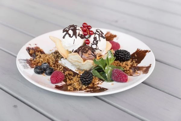 Украсьте по своему вкусу ягодами, шоколадным соусом, веточкой мяты.