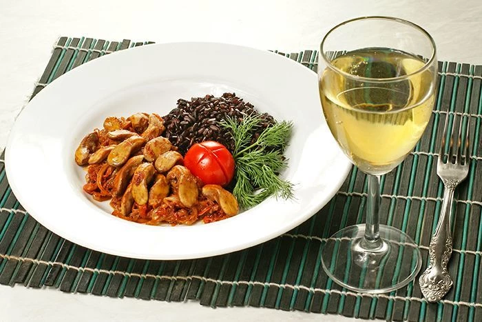 Жареные кроличьи язычки с черным рисом