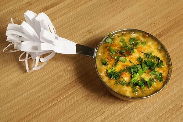 Подать, посыпав зеленью.