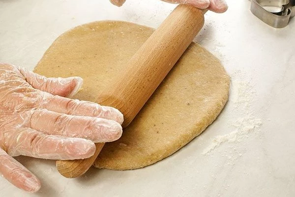 Раскатать тесто толщиной 1-1,5 см.