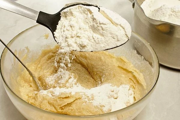 Добавить муку, замесить пластичное тесто. От общей массы оставить  примерно 1 ст. муки на раскатку. Завернуть тесто в пищевую пленку или пакет. Положить в холодильник на 1 час.